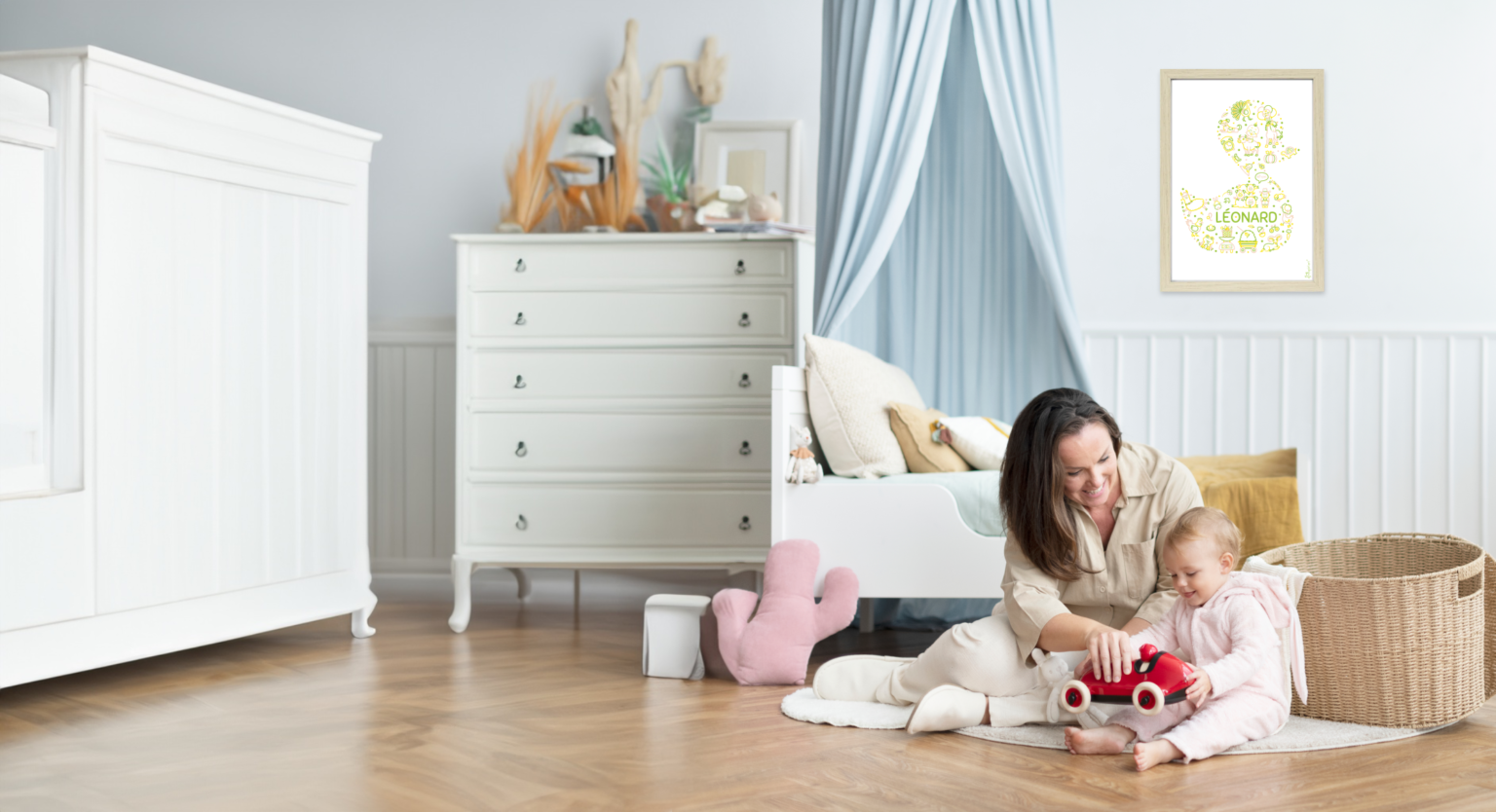 Maman et bébé dans la chambre avec une illustration décorative sur le mur